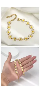 Détails du bracelet marguerite avec chaîne dorée et fermoir mousqueton réglable inclus