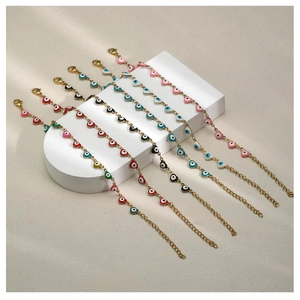 Détail macro de bracelets œil de protection en forme de cœur avec chaînes dorées