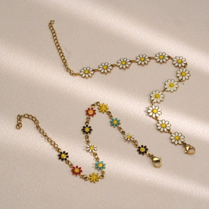 Collier chaîne marguerite minimaliste avec breloques fleurs émaillées et finition dorée