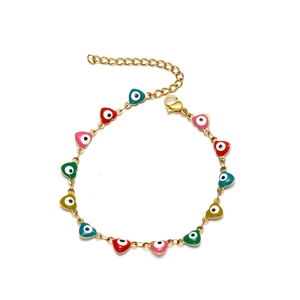 Bracelet œil porte-bonheur turc avec breloques cœurs colorés sur une chaîne dorée