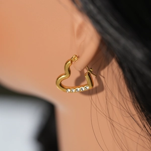 Détail de la créole en forme de cœur en acier inoxydable plaqué or 18 carats avec diamants