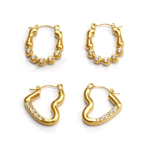 Boucles d'oreilles en acier inoxydable plaqué or 18k avec zirconiums cœur et forme en U