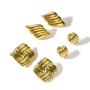 Trois paires de boucles d'oreilles géométriques en acier inoxydable doré 18 carats à motifs