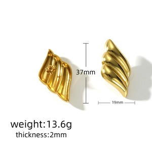Vue détaillée montrant les dimensions des boucles d'oreilles rayées en acier doré 18 carats