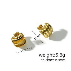 Vue détaillée des boucles d'oreilles rayées en or 18 carats avec dimensions et gravure