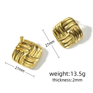 Gros plan sur les boucles d'oreilles carrées dorées avec détails de taille et épaisseur