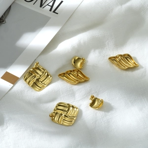 Ensemble de boucles d'oreilles géométriques en or 18 carats avec motifs à rayures dorées