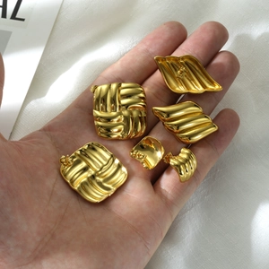 Boucles d'oreilles en acier inoxydable plaqué or 18k avec élégante texture ondulée