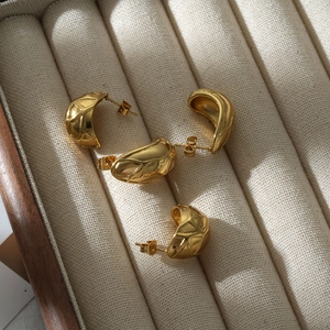Golden irregular pea earrings set with geometric faceted and waterdrop teardrop texture