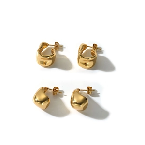 Ensemble de boucles d'oreilles dorées en acier aux formes géométriques et organiques