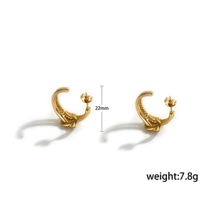 Dettaglio orecchini a nodo a C in oro 18K con misura 22mm e peso di 7,8g indicato