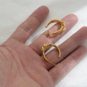 Orecchini a cerchio a C in acciaio inossidabile placcato oro 18K con nodo intrecciato