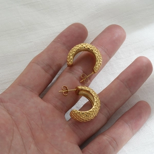 Vintage gold C-shaped stainless steel hoop earrings with quilted pineapple texture