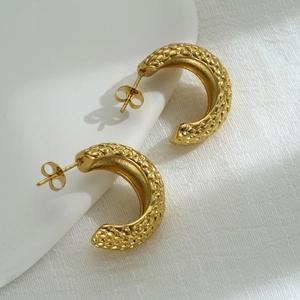 Retro Quilted Pattern C-Shaped Hoop Earrings 18K Gold Plated Stainless Steel Vintage Geometric Stud Jewelry For Women