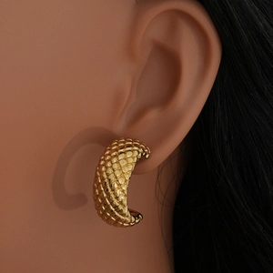 Retro golden C-shaped stainless steel earrings with textured diamond pineapple pattern