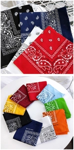 Vari bandane in cotone con motivo paisley disposte con cura su un tavolo e cesto