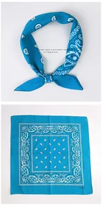 Dettaglio bandana in cotone blu lago con motivo paisley ed etichetta 100% cotone puro