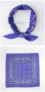 Vista dettagliata della bandana di cotone paisley viola con stili annodati e piatti