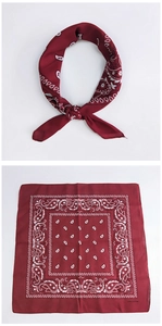 Dettaglio di bandana quadrata in cotone bordeaux con motivo paisley e trama morbida