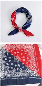 Dettaglio bandana in cotone 100% con motivo paisley rosso e blu e cuciture di qualità
