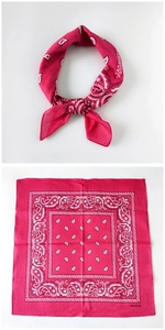 Dettaglio bandana paisley rosso rosa 100% cotone con vista nodo e layout orizzontale