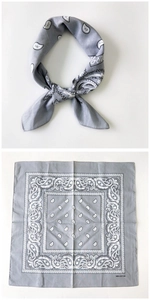 Dettaglio ravvicinato della bandana quadrata in cotone con motivo paisley grigio e nero