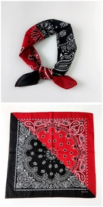 Dettaglio della bandana paisley rossa e nera con trama in cotone 100% e stampa