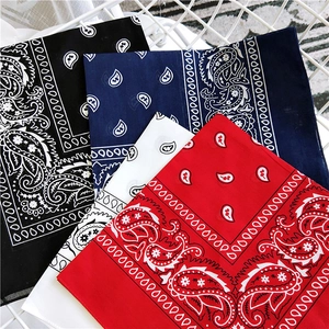 Set di quattro bandane in cotone con stampa paisley in nero, blu, bianco e rosso