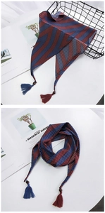 Détail d'un foulard en soie à rayures et pois avec pompons décoratifs en perles