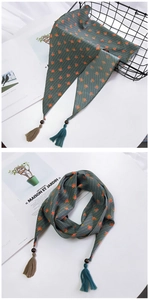 Détails de l'écharpe en soie à fleurs vert foncé avec perle en bois et pompon chic
