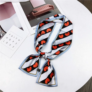 Foulard étroit à rayures noires et blanches avec cœurs orange et bordure bleue