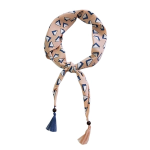 Foulard en soie à motif géométrique avec perles et glands colorés pour femmes élégantes