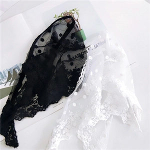 Vintage-Spitzentuch in Schwarz und Weiß mit floraler Stickerei und gewelltem Rand
