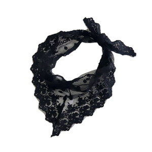 Eleganter schwarzer Spitzen-Dreiecksschal mit Blumenstickerei für Haar oder Hals