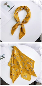 Détail du foulard en soie jaune avec imprimé renard et texture satinée brillante