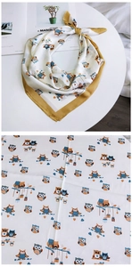 Détail d'un carré de soie avec motifs renard et hibou, bordure jaune gingembre et soyeux