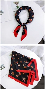 Détail d'un foulard carré en soie avec motifs chouettes et bordures rouges vives