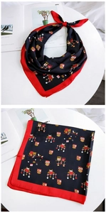 Gros plan sur le foulard en soie bleu marine et rouge avec motifs hiboux et cœurs