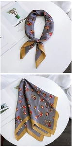 Vue détaillée du foulard carré en soie avec motifs de hiboux et bordure jaune moutarde