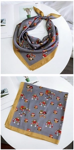 Détail du foulard carré satiné avec imprimé hibou gris et bordure jaune