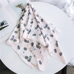 Carré en soie rose avec motifs de renard et d'étoiles sur une base circulaire blanche