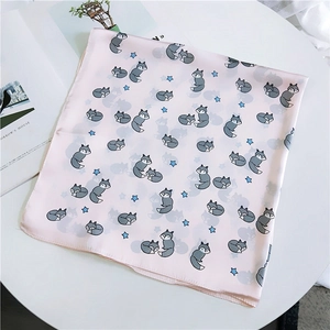 Carré en soie rose avec motifs de renards de dessin animé et étoiles polyvalent