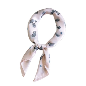 Carré de soie rose avec motif de renard et d'étoiles, noué pour un style chic