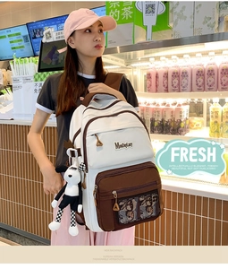 Détail d'un sac à dos en nylon élégant avec pendentif chien porté par un mannequin