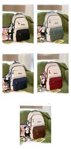 Détails de cinq sacs à dos en toile multicolores avec poches contrastées et charm de chiot