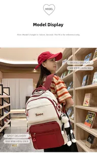 Détail d'un sac à dos rétro bicolore en nylon résistant avec un petit porte-clé damier