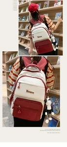 Détail du sac à dos en toile avec logo MonDayLucy, poches et charm panda