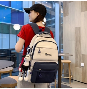 Détail du sac à dos bicolore grande capacité avec porte-clés peluche chien mignon