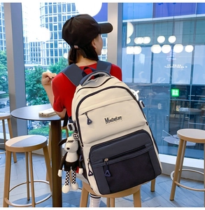 Vue détaillée du sac à dos bicolore grande capacité avec pendentif petit chien