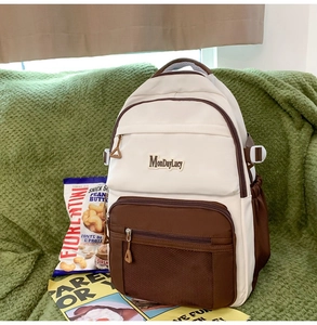 Vue détaillée d'un sac à dos grande capacité avec design bicolore et poches multiples